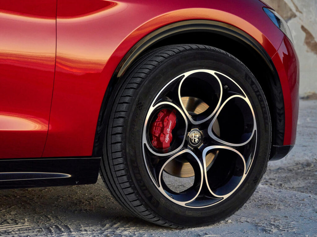 Alfa Romeo Stelvio a Bologna e Ferrara 2 Alfa Romeo Stelvio a Bologna e Ferrara