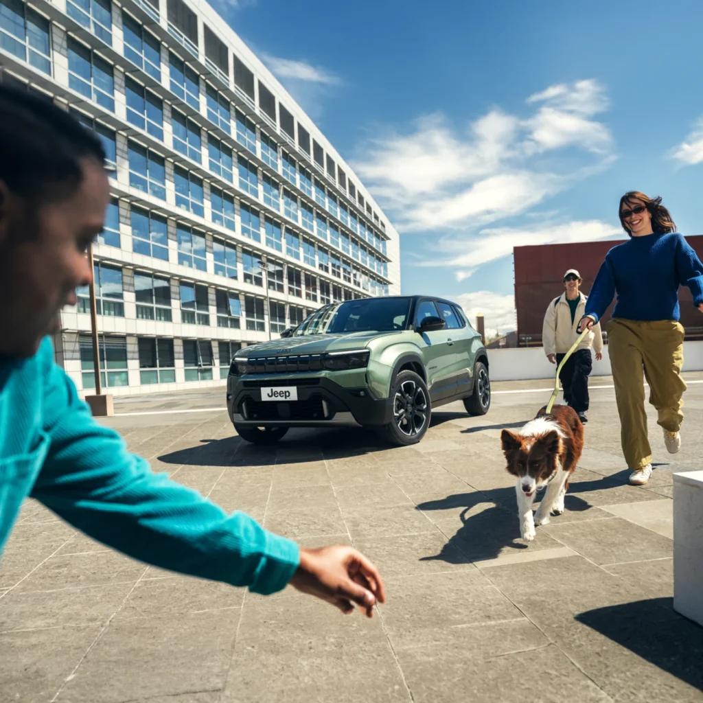 Nuova Jeep Avenger parcheggiata in contesto urbano