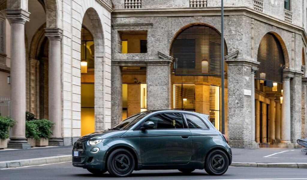 Fiat e Armani collaborano per una raffinata versione della 500 elettrica 1 Fiat 500e Giorgio Armani
