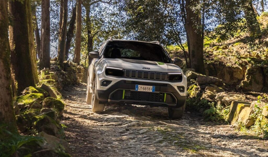 Jeep Avenger 4xe debutta su strada 1 Jeep Avenger 4xe