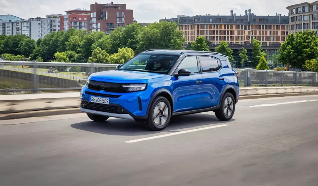 Cerchi un SUV familiare versatile? Scopri Opel Frontera 7 posti 1 suv opel frontera visto di tre quarti, su una strada