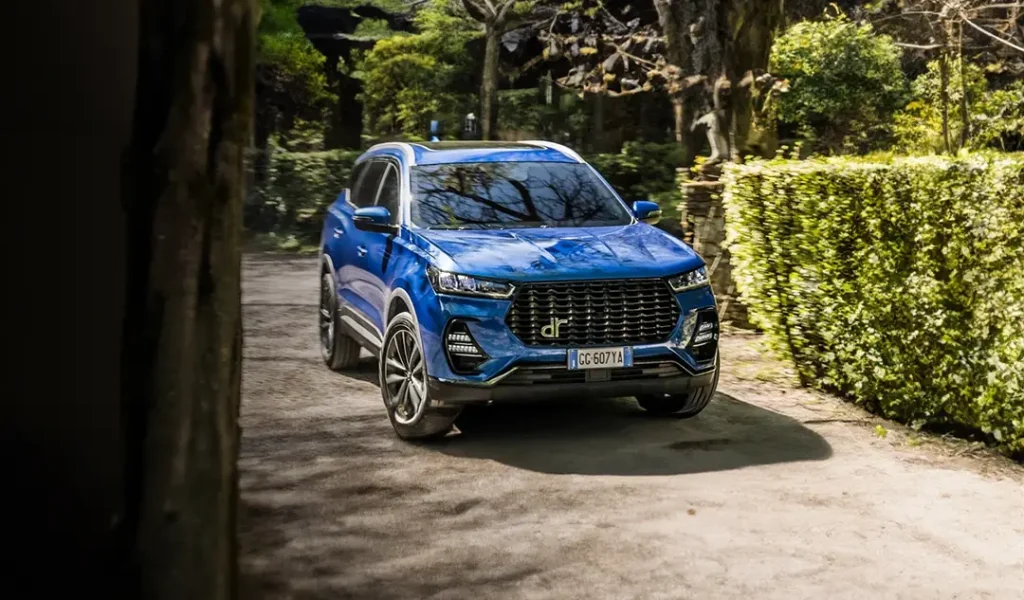 DR GPL: tutte le risposte alle domande più importanti 1 dr 6.0 blu parcheggiata in un giardino, vista frontalmente