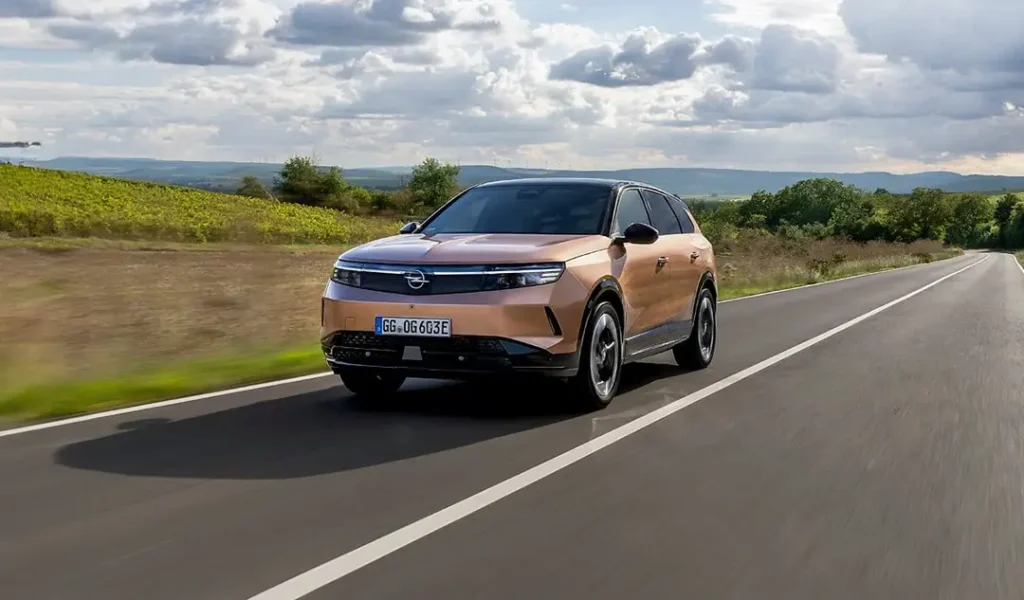 Opel Grandland electric arancione su una strada extraurbana