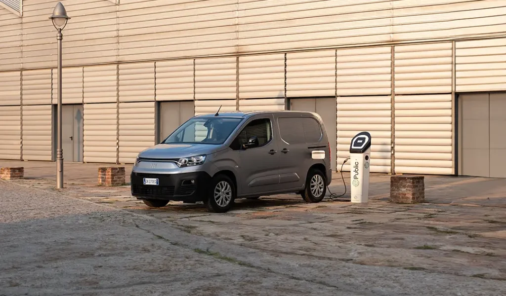 Fiat Ducato elettrico in ricarica, parcheggiato di fianco a una colonnina