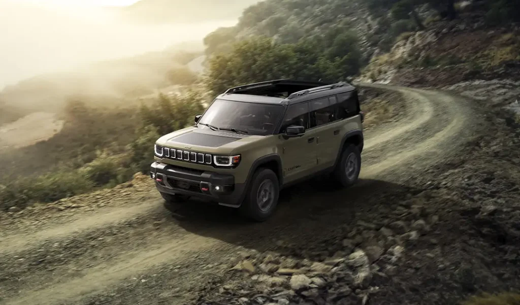 Nuova Jeep Recon 2026: potenza elettrica e spirito off-road in un unico SUV 1 Jeep Recon 2026 in movimento su strada sterrata