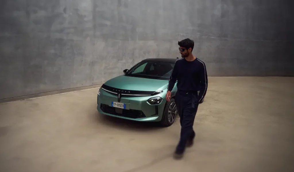 Novità Lancia 2026: modelli, versioni ibride e elettriche da scoprire 1 Lancia Ypsilon ibrida ed elettrica con modello lancia su sfondo neutro