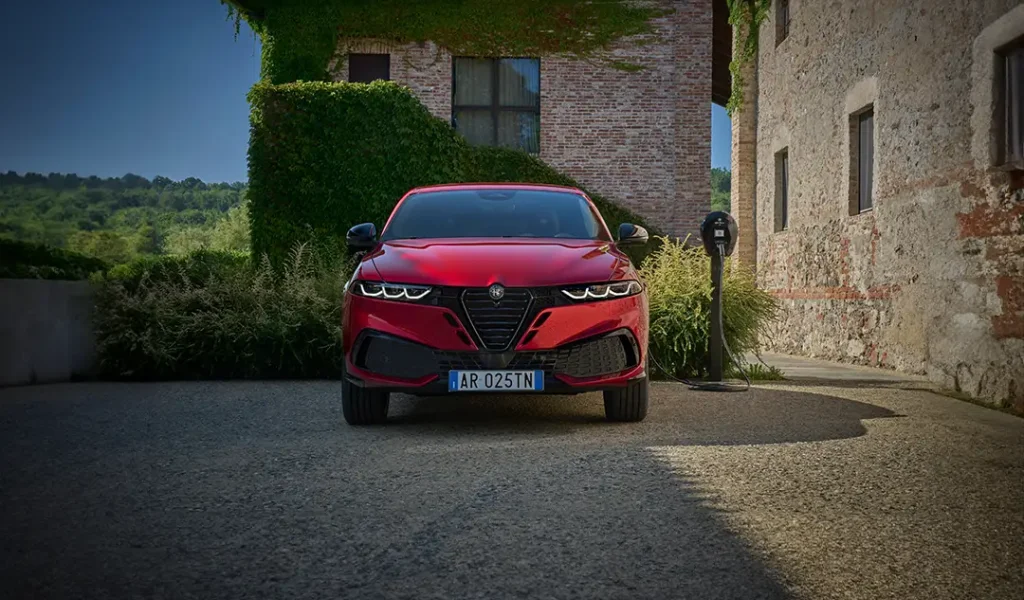 Nuova Tonale: stile, tecnologia e passione in stile Alfa Romeo 1 Nuova Alfa Romeo Tonale rossa vista frontalmente