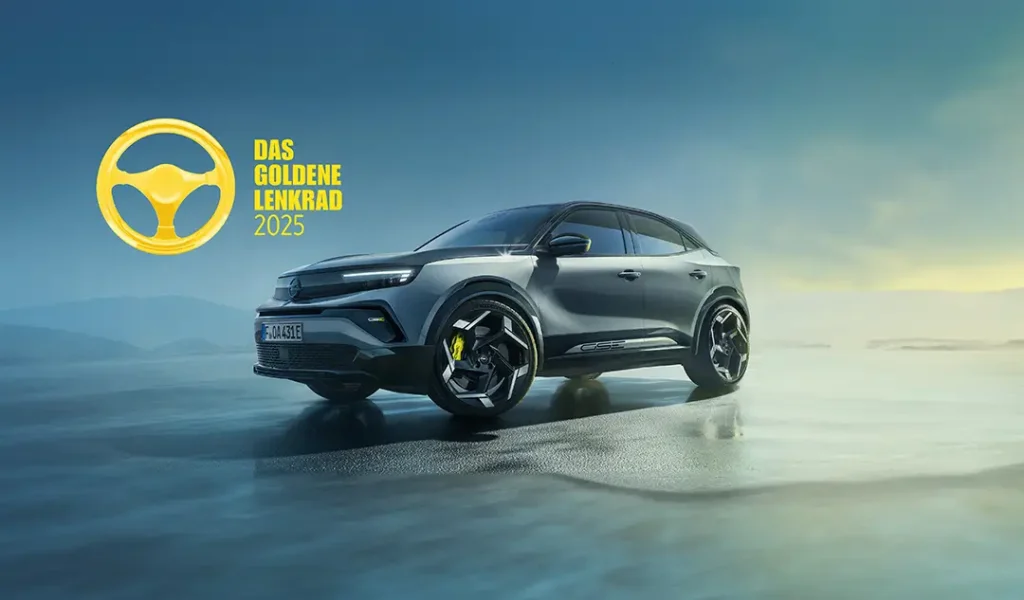 Opel Mokka parcheggiata su sfondo neutro con indicazione della vittoria del volante d'oro