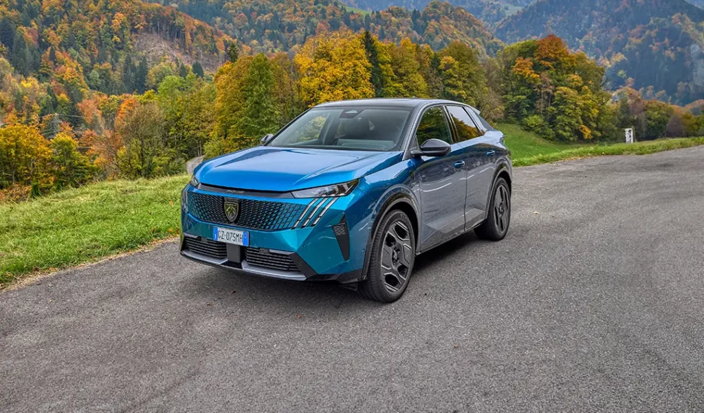 Peugeot 3008 Dual Motor: SUV elettrico che unisce tecnologia e versatilità per ogni viaggio 1 peugeot 3008 blu dual motor blu parcheggiata su una strada di montagna