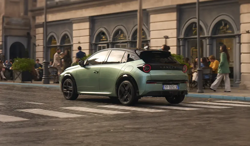 Lancia Ypsilon ibrida vista posteriormente dal lato guidatore