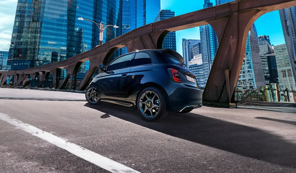 Nuova Abarth 500e: tutti i numeri dello scorpione elettrico 1 Abarth 500e blu vista di tre quarti posteriormente