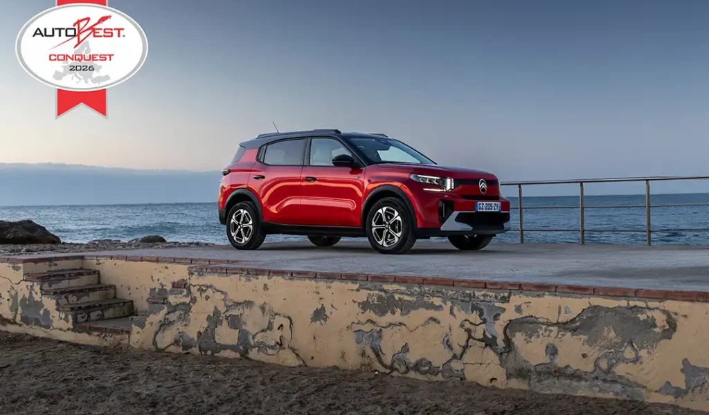 suv citroen c3 aircross rosso visto lateralmente, parcheggiato su uno spiazzo affacciato sul mare