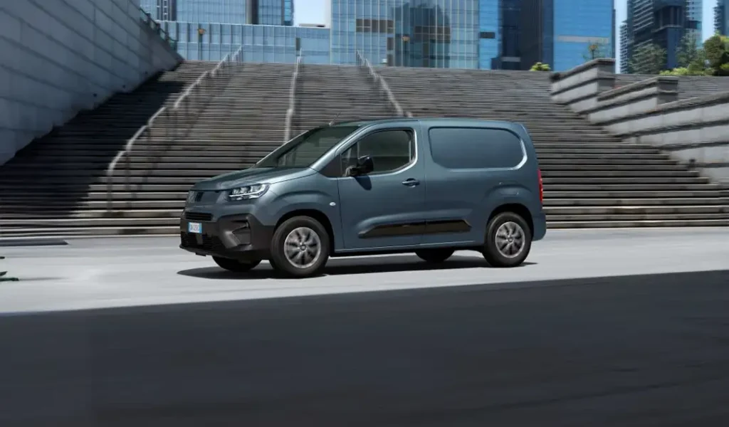 Modello Fiat Professional in movimento su sfondo di città