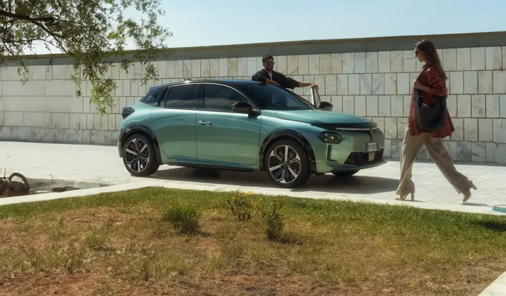 lancia elettrica azzurra parcheggiata