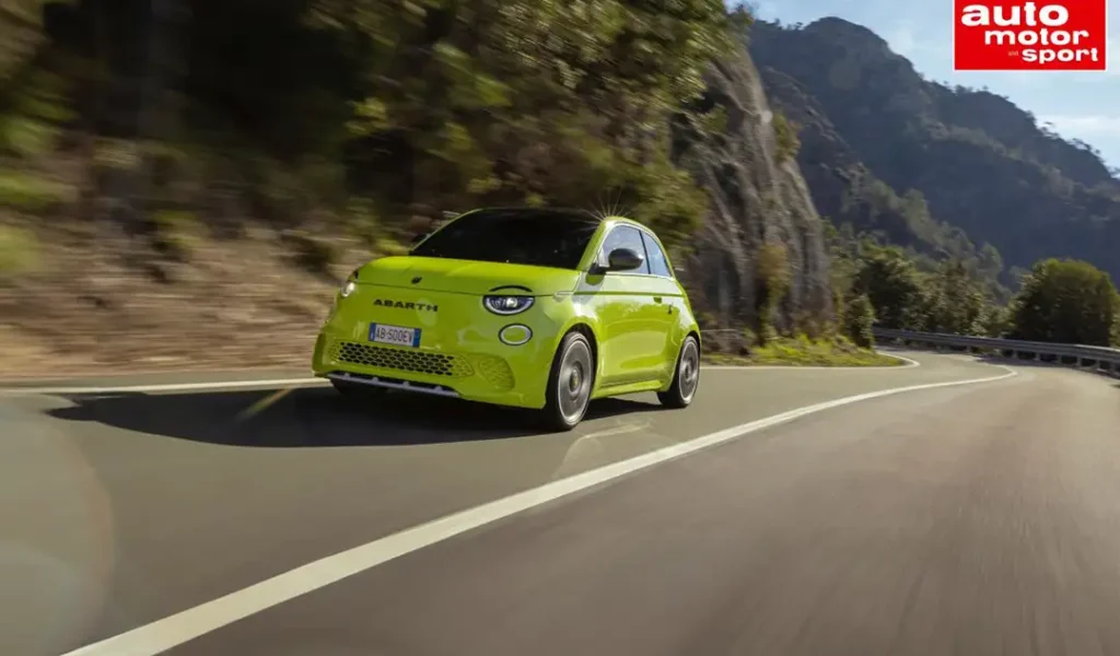 abarth 500e elettrica in movimento su una strada di montagna