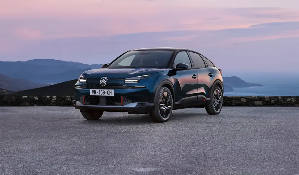 Cerchi un crossover audace a Bologna? Scopri la nuova Citroën C4 1 citroen c4 blu parcheggiata, vista lato guidatore anteriore