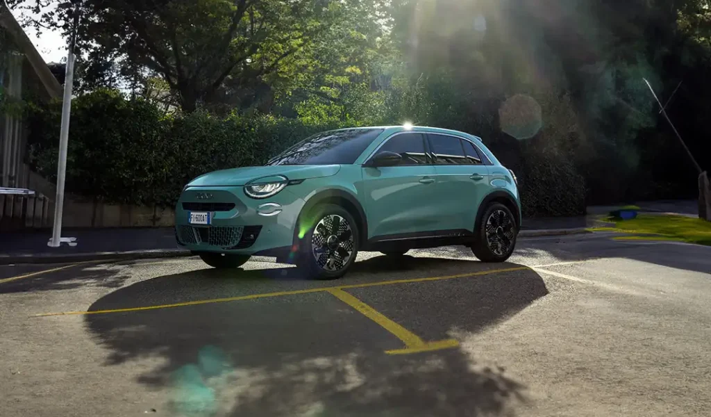 Fiat 600 azzurra parcheggiata in città