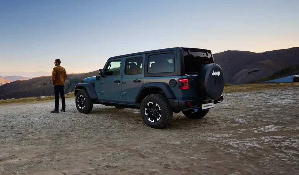 Jeep 4x4: prestazioni leggendarie e nuova era ibrida a Bologna e Ferrara 1 jeep wrangler 4x4 blu, vista posteriormente lato guidatore, parcheggiata in un contesto offroad