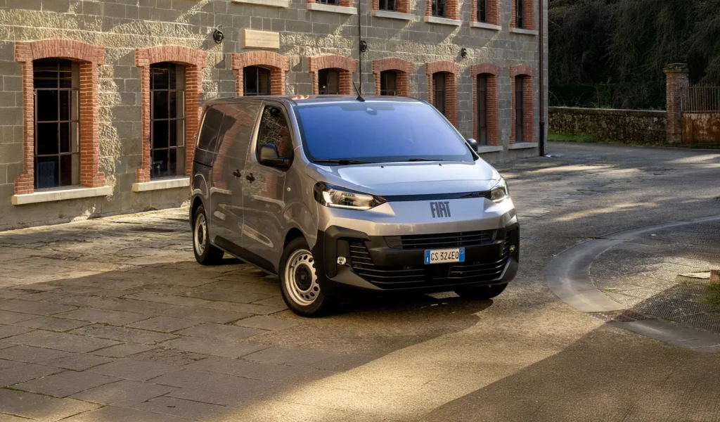 fiat scudo grigio parcheggiato davanti ad una casa in mattoni a vista