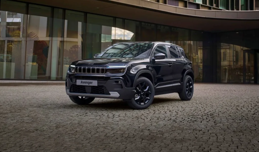 jeep avenger black edition parcheggiata