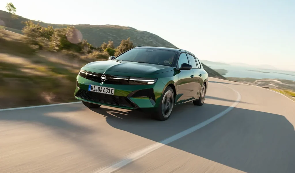 opel astra verde che corre su strada