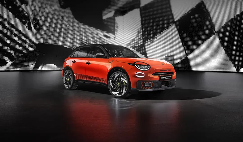 abarth 600e arancione con tetto nero