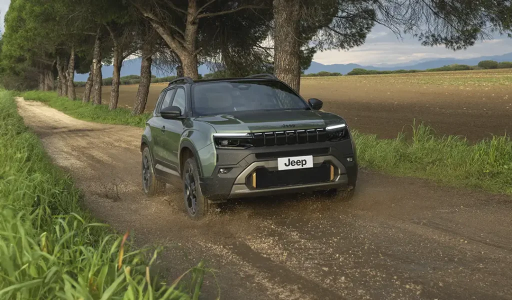 Jeep Avenger verde e nera