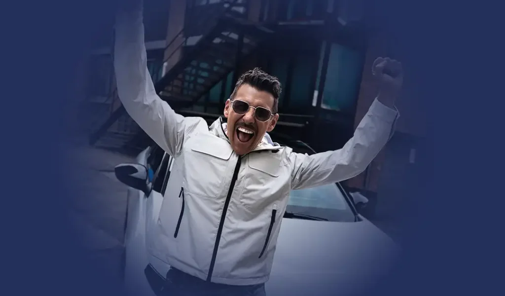Francesco Gabbani davanti a una Lancia Ypsilon HF Line bianca