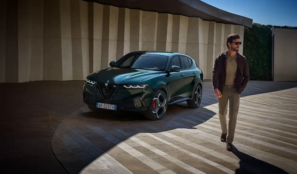 Scopri il fascino di Alfa Romeo Tonale: da Gruppo Ghedini puoi sceglierla anche KM0! 1 alfa romeo tonale blu parcheggiata