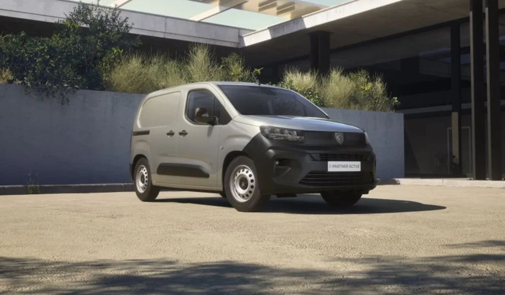 peugeot partner active pargheggiato davanti ad una casa