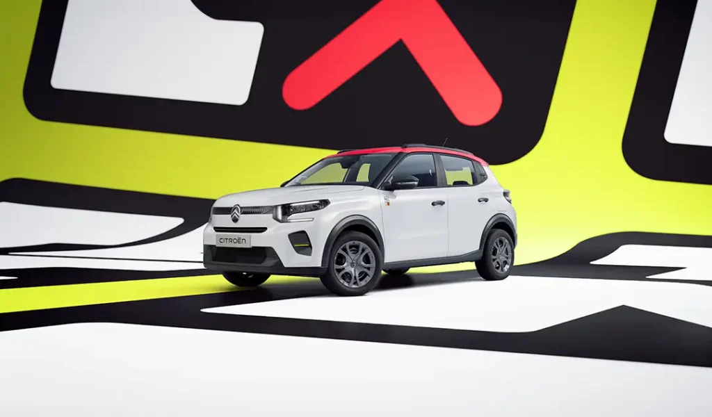Nuova Citroën ë-C3 Tonic: il modo più semplice per guidare elettrico a Bologna 1 Citroen eC3 Tonic bianca con tettuccio rosso, su sfondo astratto