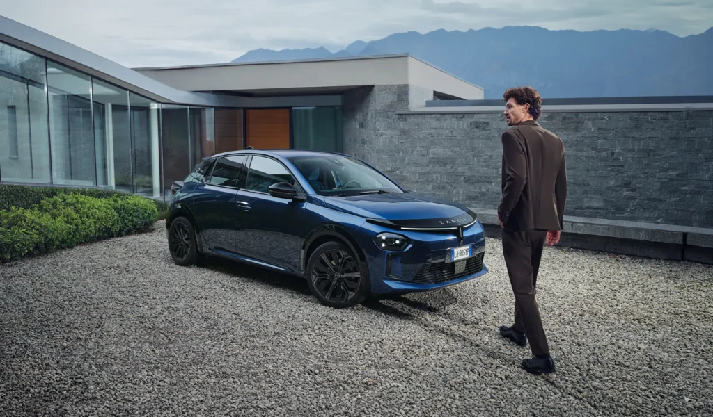 La Lancia Ypsilon elettrica entra nella storia dell'efficienza con un viaggio record di 771 km 1 lancia ypsilon elettrica parcheggiata su ghiaia davanti a casa moderna conn uomo elegante vicino
