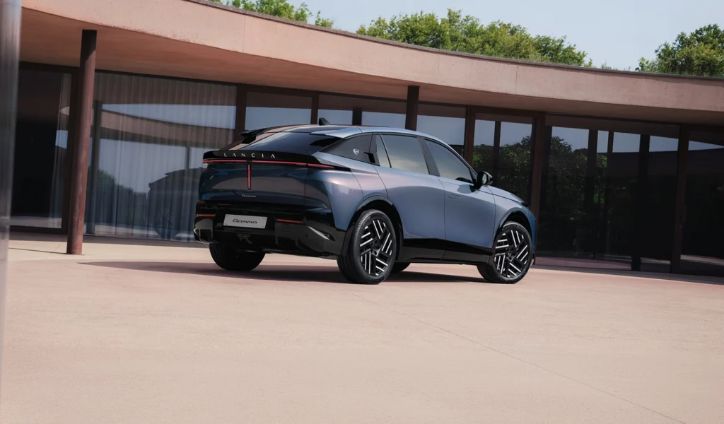 Nuova Gamma presentata al MIMIT 1 nuova lancia gamma parcheggiata con vista laterale-posteriore
